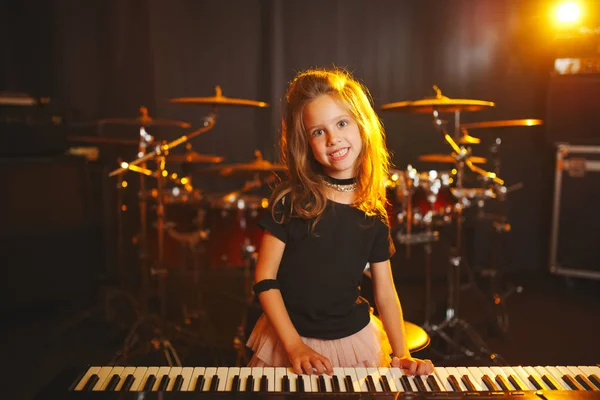 어린 소녀가 음악 스튜디오에 합성기에 재생 — 스톡 사진