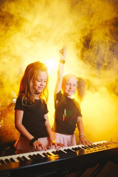 Kleines Mädchen spielt auf Synthesizer im Musikstudio — Stockfoto