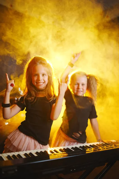 Kleines Mädchen spielt auf Synthesizer im Musikstudio — Stockfoto