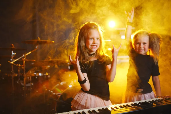Kleines Mädchen spielt auf Synthesizer im Musikstudio — Stockfoto