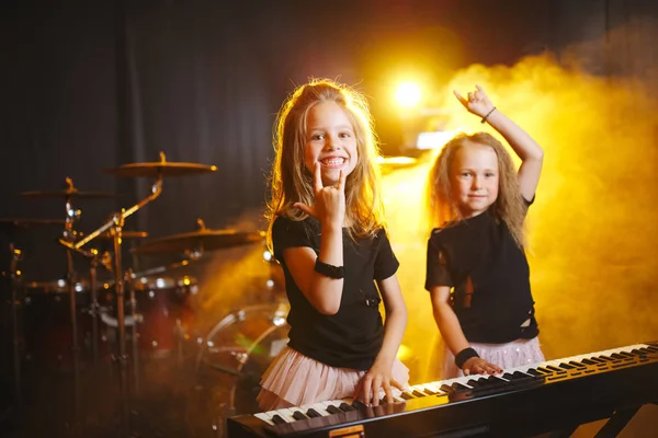 Menina jogar no sintetizador no estúdio de música — Fotografia de Stock