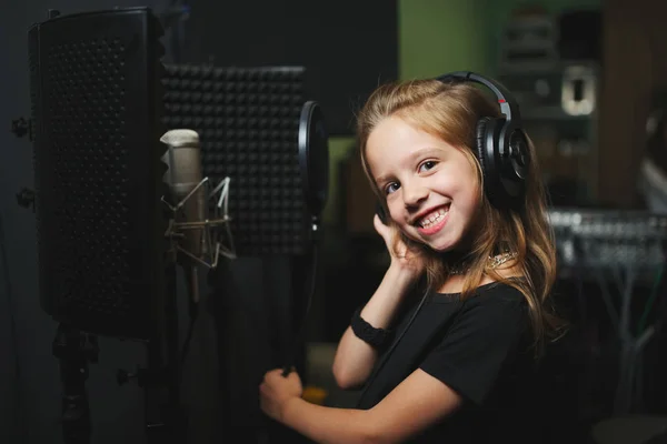 Bambina che canta in studio di registrazione — Foto Stock