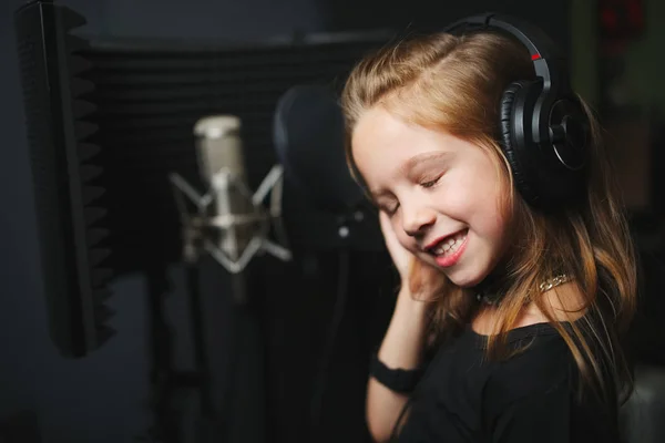 Little girl singing in recording studio — Stock Photo, Image