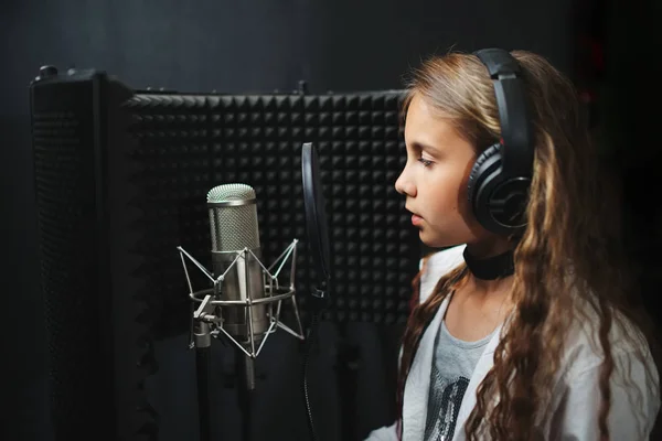 Petite fille chantant en studio d'enregistrement — Photo