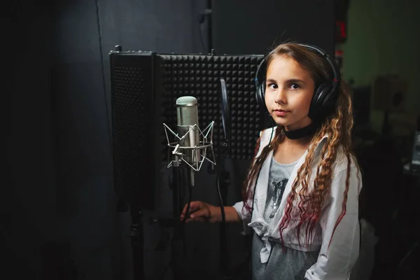 Menina cantando em estúdio de gravação — Fotografia de Stock