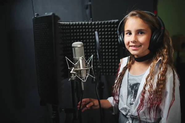 Bambina che canta in studio di registrazione — Foto Stock
