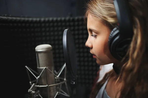 Niña cantando en un estudio de grabación — Foto de Stock