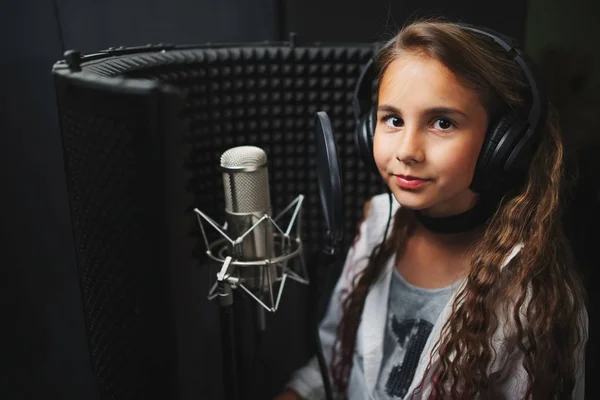 Menina cantando em estúdio de gravação — Fotografia de Stock