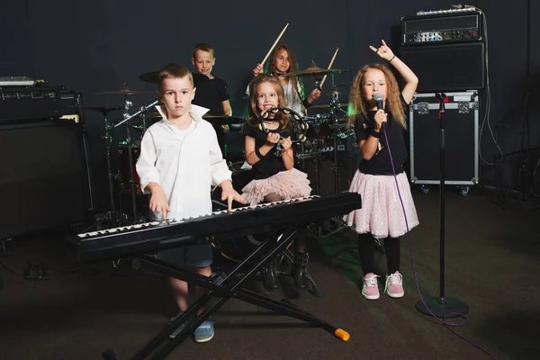 Enfants Heureux Chantant Jouant Musique Studio — Photo