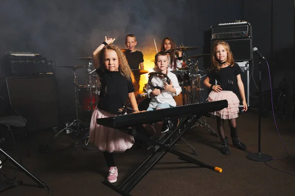 Enfants heureux chantant et jouant de la musique — Photo