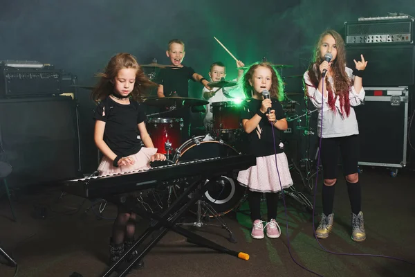 Enfants heureux chantant et jouant de la musique — Photo