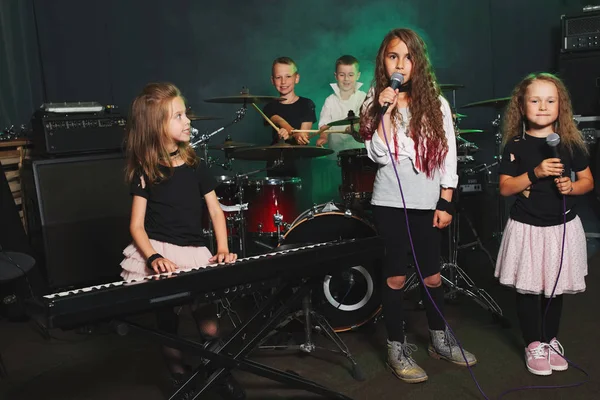 Enfants heureux chantant et jouant de la musique — Photo