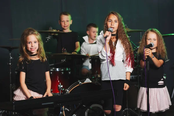 Fröhliche Kinder singen und musizieren — Stockfoto