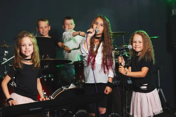 Glada barn sjunga och spela musik — Stockfoto