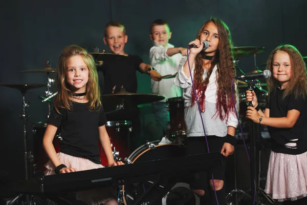 Bambini felici cantando e suonando musica — Foto Stock