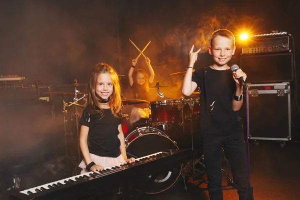 Niños cantando y tocando música —  Fotos de Stock