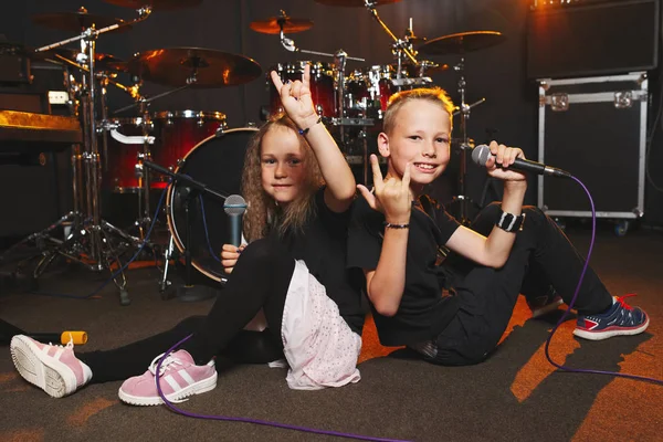 Küçük Çocuk Kayıt Stüdyosunda Şarkı Söyleyen Kız — Stok fotoğraf