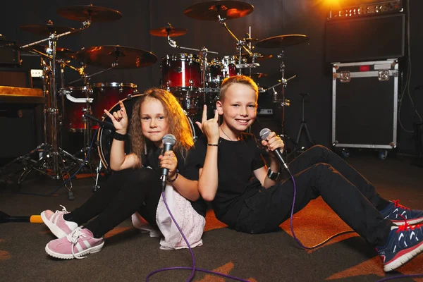 男の子と女の子のレコーディング スタジオで歌う — ストック写真