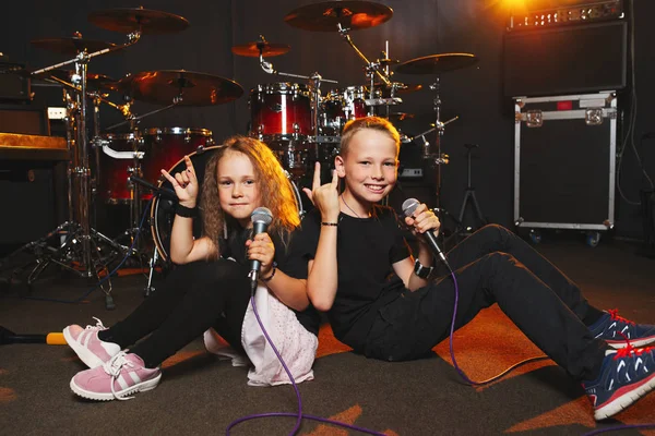 Garçon et fille chantant en studio d'enregistrement — Photo