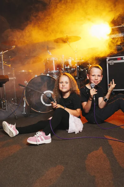 男の子と女の子のレコーディング スタジオで歌う — ストック写真