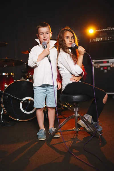 Junge Und Mädchen Singen Tonstudio — Stockfoto