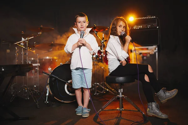 Menino e menina cantando em estúdio de gravação — Fotografia de Stock