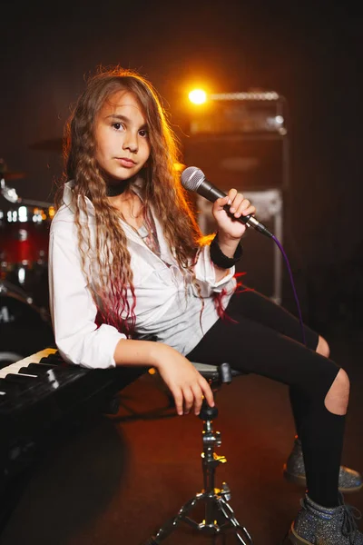 レコーディング スタジオで歌っている美しい女の子 — ストック写真
