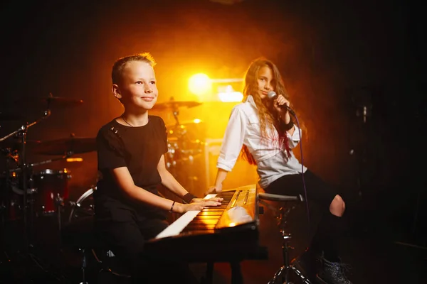 Children singing and playing music in recording studio — Stock Photo, Image