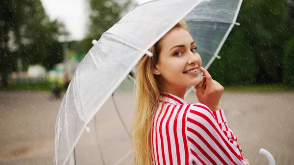 Κορίτσι με διάφανη ομπρέλα στη βροχή — Φωτογραφία Αρχείου