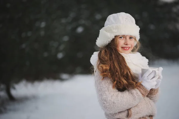 Retrato Pequena Menina Bonita Floresta Inverno — Fotografia de Stock