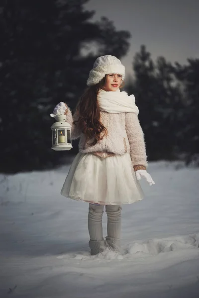겨울 숲에서 작은 행복 한 아름 다운 여자 — 스톡 사진