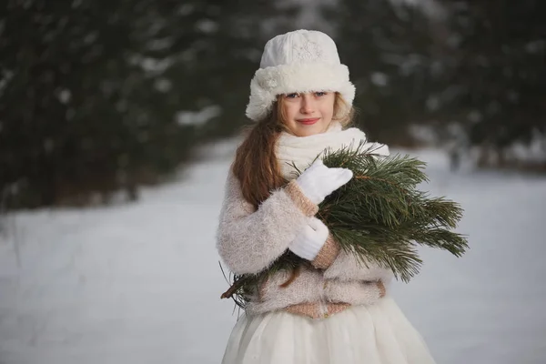 Маленькая счастливая красавица в зимнем лесу — стоковое фото