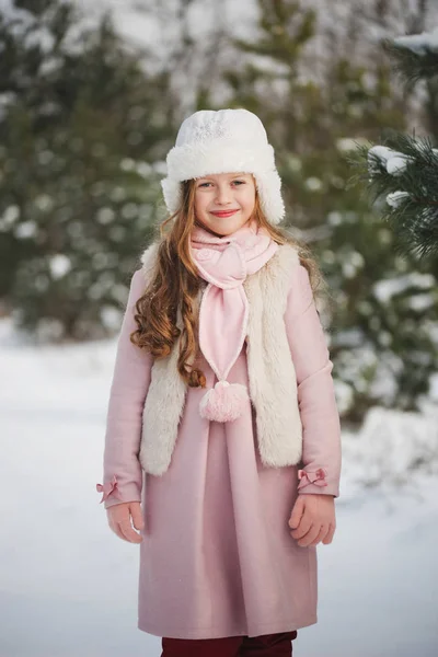 Trochę szczęśliwy piękna dziewczyna w lesie zimą — Zdjęcie stockowe