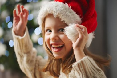 kırmızı santa şapka ile güzel kız