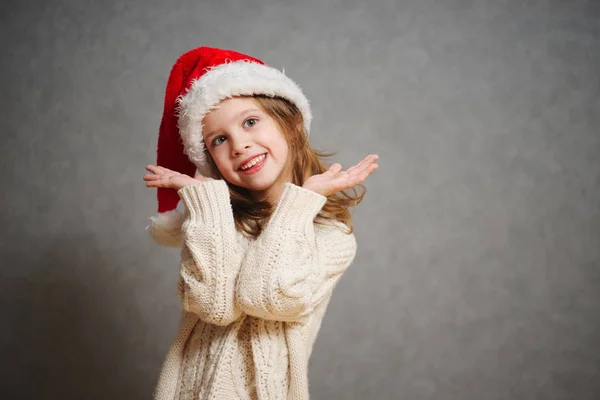 Petite belle fille avec chapeau santa rouge — Photo