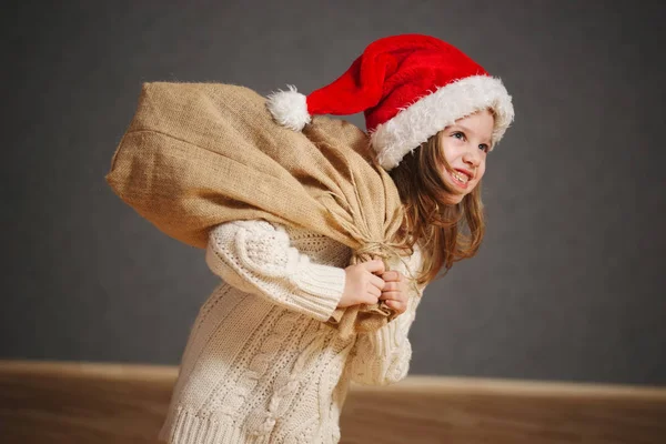 Pequena menina bonita com chapéu vermelho santa — Fotografia de Stock