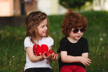 komik çocuk ve kız çilek paylaşımı