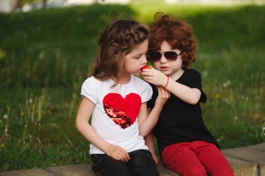 komik çocuk ve kız çilek paylaşımı