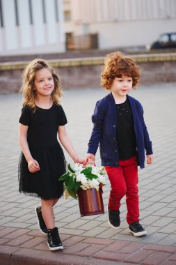 küçük erkek ve kız büyük leylak kokulu