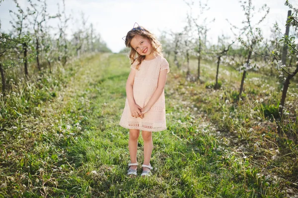 Piękna mała dziewczynka w kwitnący ogród — Zdjęcie stockowe