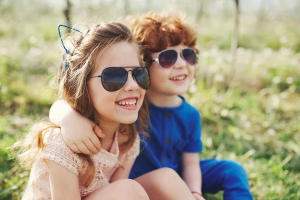 Ładny stylowy dzieci w lato park — Zdjęcie stockowe