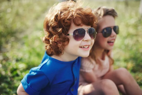 Симпатичные стильные дети в летнем парке — стоковое фото