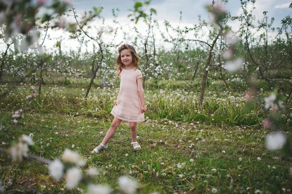 Çiçek Bahçe içinde güzel küçük kız — Stok fotoğraf