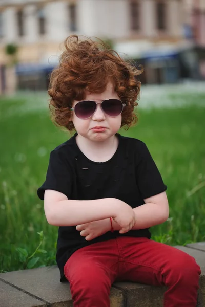 Szomorú a vörös hajú fiú nyári park — Stock Fotó