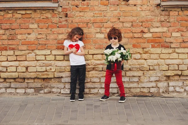 Menino e menina na rua — Fotografia de Stock