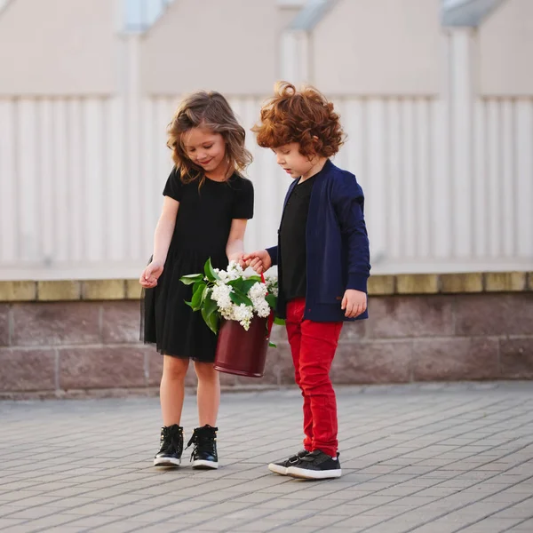 リトルボーイと大きなライラックの花束を持つ少女 — ストック写真