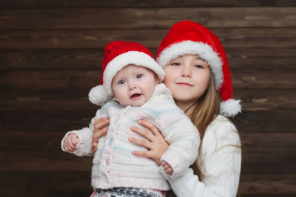 Crianças felizes bonito com chapéus de santa — Fotografia de Stock