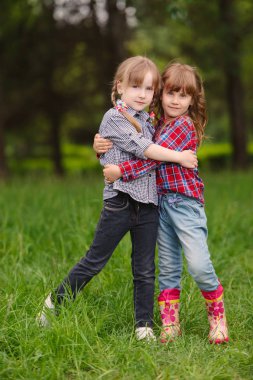 iki kız birbirlerine yeşil sarılma