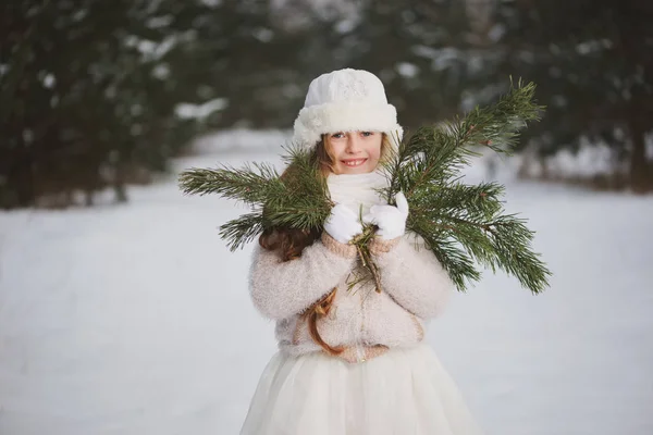 Pequeña chica hermosa feliz en el bosque de invierno —  Fotos de Stock