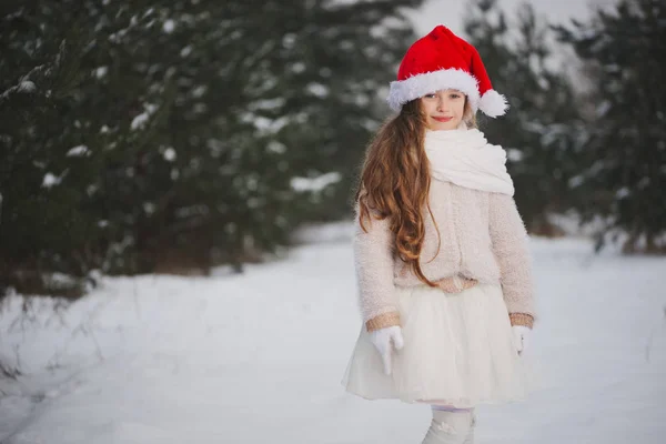 Pequeña chica hermosa feliz en el bosque de invierno —  Fotos de Stock